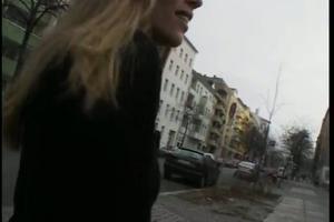 外国美女用充气肛塞戳进屁股眼里